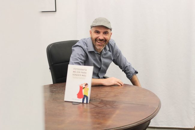 Javier Sancho con libro fotografía mejor para vender más